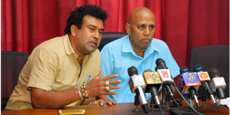 කිසි ප්‍රශ්නයක් නෑ! අපි ඇමැතිතුමා එක්ක! ප්‍රසන්නගෙන් ගැලවුණා කියපු මිනුවන්ගොඩ සභාපතියි-මන්ත්‍රීයි කියයි! (VIDEO)