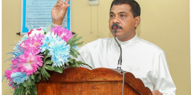 ලියුම් පළහිලව්වකට ඇමැති පුතා ඩිෆෙන්ඩරයකින් ප්‍රභූ ආරක්ෂකයන් එක්ක ගිහින් නහයෙන් කටින් ලේ එන්න ගහපු සිසුවාගේ දෙමව්පියන්ට ඇමැති ප්‍රසන්න කනගාටුව පළකරයි!