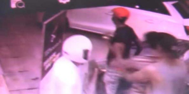 ඇමැති ප්රසන්නගේ පුතා සිසුවාට පහර දෙන CCTV එළියට එයි! පුතා ගහන්න ගිහින් තියෙන්නේ අමාත්යංශ වාහනයකින්! ගහලා ගහලා සිසුවාව බිම දිගේ ඇදගෙනත් ගිහින්! (VIDEO)