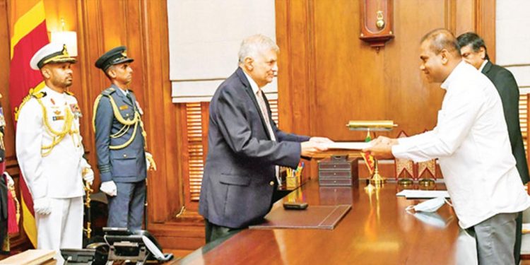 චොකා මල්ලිට ඇමැතිකම දෙද්දී රනිල්ට මියගිය දොඩම්ගොඩ සහෝදරයාගේ මුහුණ- එතුමාගේ දරුවො මතක් වුණේ නැද්ද? හිරුණිකාගෙන් ජනාධිපතිට ප්රශ්නයක්! (VIDEO)