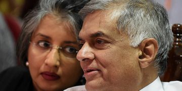 රනිල් සහ බිරිය ‌මෛත්‍රී රැජිනට අවසන් ගෞරවය දක්වන වීඩියෝව නිකුත් වෙයි! (VIDEO)