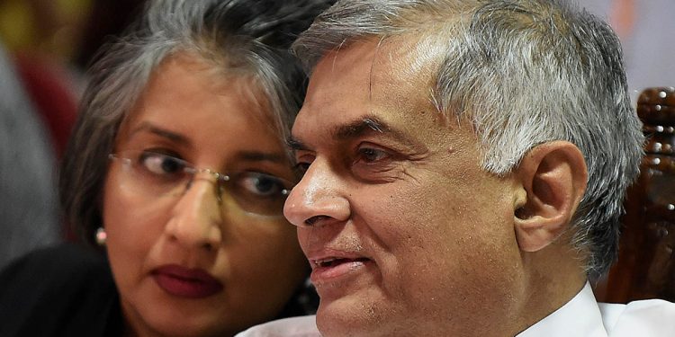 රනිල් සහ බිරිය ‌මෛත්‍රී රැජිනට අවසන් ගෞරවය දක්වන වීඩියෝව නිකුත් වෙයි! (VIDEO)