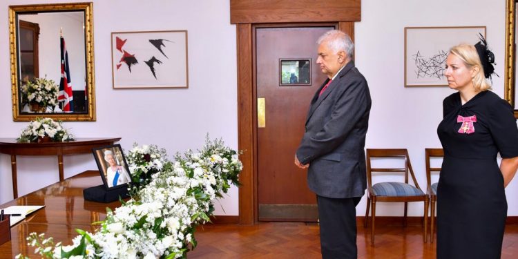 රැජිනට ශෝකය පළකරන්න රනිල් බ්‍රිතාන්‍ය මහකොමසාරිස් කාර්යාලයට යයි! (PHOTOS)