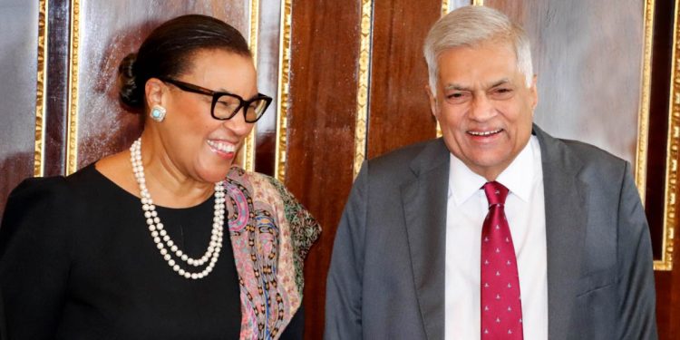 රනිල් පොදුරද මඩුලු මහලේකම්වරිය හමුවෙයි! ලන්ඩන් බෞද්ධ විහාරයත් වැඳ පුදාගනී! (PHOTOS)