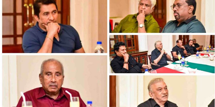 ඇමැති රොෂාන් හිටපු ඔක්කොම ක්රීඩා ඇමැතිවරුන්ට එන්න කියයි! නාමල් විතරක් ඇවිත් නෑ!