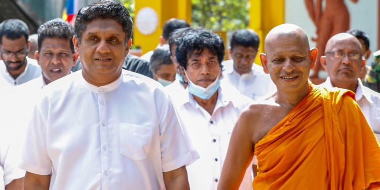 රට විනාශ කර බංකොලොත් කළ රාජපක්ෂලා ඒ අයගේ රූකඩයක් මුල් පුටුවේ වාඩි කරවලා තමන්ට ඕන විදිහට රට පාලනය කරනවා! සසුනට අරුණ යළි අරඹමින් සජිත් පිළියන්දල සංකල්ප විහාරයට ආධාර කරයි! (VIDEO & PHOTOS)