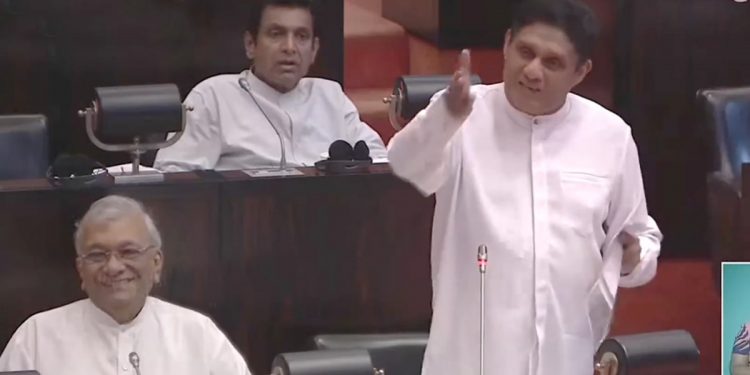 තමුන්නාන්සේලාගේ 134න් මට ජනාධිපති වෙන්න ඕන නෑ හලෝ! එහෙම පාවා දෙන්නෙක් නෙමෙයි මම! තියනවා පුලුවන්නම් ජන්දයක්! එතකොට බලාගමු! බාධා කරපු පොහොට්ටු ඇමැතිට සජිත් දුන්නු චැලෙන්ජ් එක! (VIDEO)