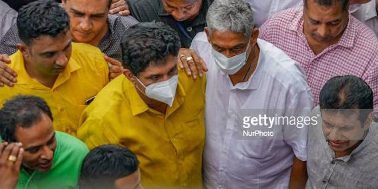 මුලු රටම ඉල්ලන හොරු අල්ලන වැඩෙයි හොරකම් කරපු සල්ලි රටට ගේන වැඩෙයි සජබ ආණ්ඩුවක් යටතේ ෆීල්ඩ් මාෂල් ෆොන්සේකාට දෙන එක වෙනස් කරන්නේ නෑ! සජිත් ජනතාවට යළි යළිත් කියයි! (VIDEO)