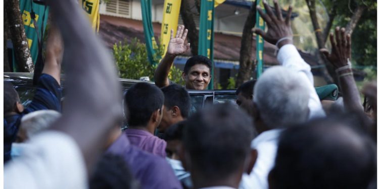 නෙළුම් කුළුණට නැගලා බිම බලනකොට පේන දේ සජිත් බණ්ඩාරගම සිට රටටම කියයි! (VIDEO)