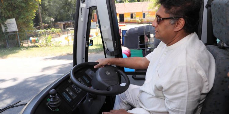 මොනරාගල ප්‍රධාන පාරේ විපක්ෂනායකයා බස් එකක් පදවගෙන ගියේ ඇයි? (VIDEO & PHOTOS)