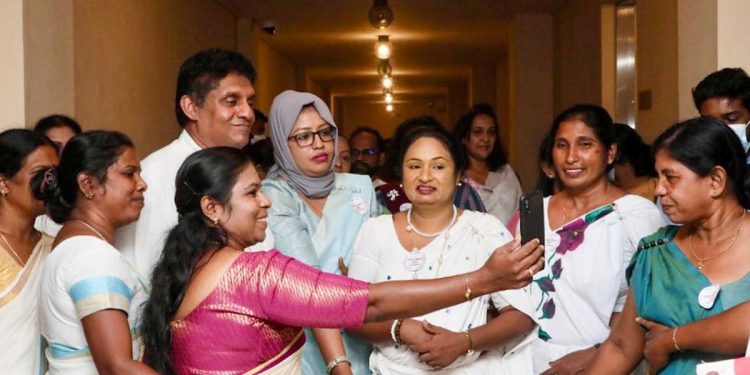 සජිත් පාර්ලිමේන්තුවේදී කාන්තාවන් වටකරගෙන මොනවද කළේ? (VIDEO & PHOTOS)
