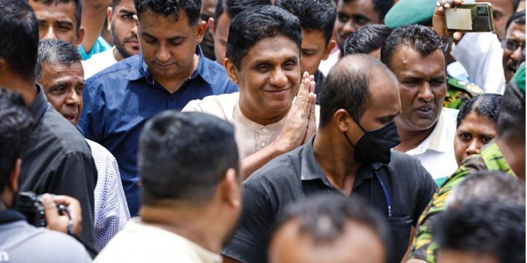 ජනාධිපති කොමඩියක්! ආණ්ඩුව මගඩියක්! රාජපක්ෂලා පාලමෙන් එගොඩ වුණා ජනතාව හෙළට තල්ලු කළා! බුත්තලට ගිය සජිත් රනිල්-රාජපක්ෂ සහ ආණ්ඩුවට එකට තියලා පහර දෙයි! (VIDEO & PHOTOS)