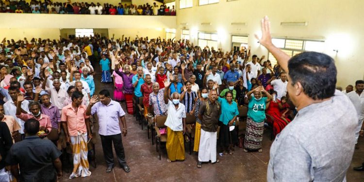 පාර්ලිමේන්තුවේ ජාතික සභාව රැස්වෙද්දී විපක්ෂ නායක තණමල්විල සිට ජාතික සභාවට පතුරු යන්න ගහයි! ආණ්ඩුව හොරා කනවා යැයි ප්‍රසිද්ධියේ කියයි! (VIDEO & PHOTOS)