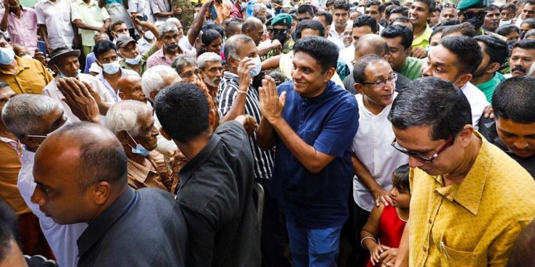 මේ ආණ්ඩුවේ ප්රධානියා පත්වුණේ ජනතා ජන්දයෙන් නෙමෙයි රාජපක්ෂලාගේ කතිරෙන්! සජිත් ගලිගමුවට යයි! (VIDEO & PHOTOS)
