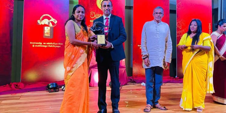 වසරේ විශිෂ්ටතම කාව්ය සංග්රහය සඳරැසීගේ ‘ගිනි වැදුණු පියාපත්’!