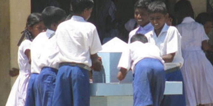 සමහරු රෑට කාලත් නෑ! උදේට කාලත් නෑ! උදේ රැස්වීමේදී ඉස්කෝලෙ ළමයි කලන්තෙ දාන ගණන වැඩි වෙයි! (VIDEO)