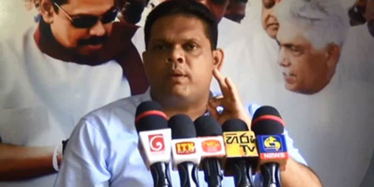 අතිශය තීරණාත්මක වෙලාවක ලෝක බැංකු-IMF සමුලුවට ලංකාවෙන් යන 8 දෙනාගේ දූත මණ්ඩලයේ නායකත්වය රාජ්‍ය ඇමැති සේමසිංහට!