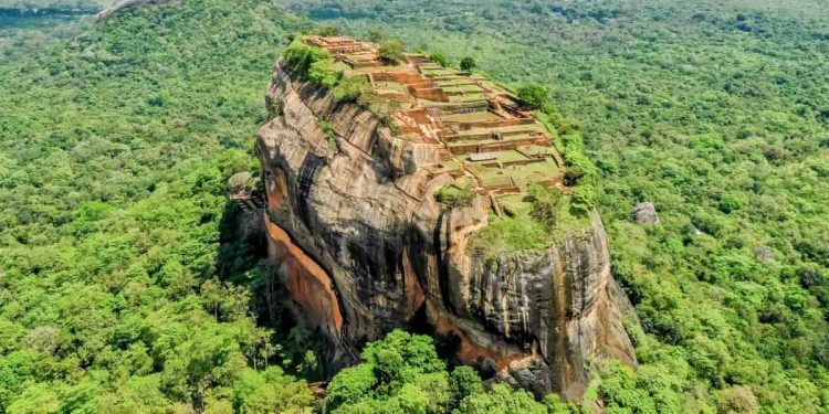 සීගිරිය බළකොටුවක් නෙමෙයි! ලෙෂර් පාක් එකක්! හරීන්ගේ සංචාරක අමාත්‍යංශයෙන් අලුත් සොයාගැනීමක්!