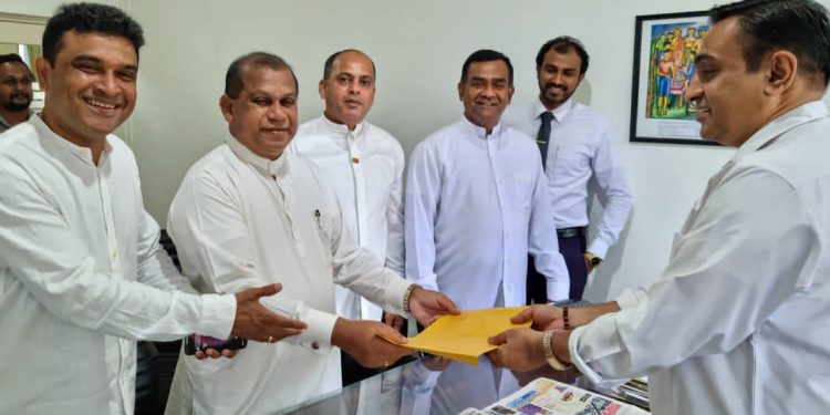 දින වකවානු හරි! කොමිසමට බලයත් ආවා! වහාම පළාත් පාලන ජන්දය ප්‍රකාශයට පත් කරන්න! සජබ ජන්ද සටන පටන් ගනී! (PHOTOS)