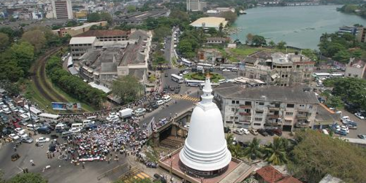 කොම්පඤ්ඤවීදියේ කොල්ලුපිටියේ සාමාන්‍ය මිනිස්සු ජීවත්වෙන පළාතුත් අධිආරක්ෂක කලාප කරලා! මේක පුදුම ගැසට් එකක්! (VIDEO)