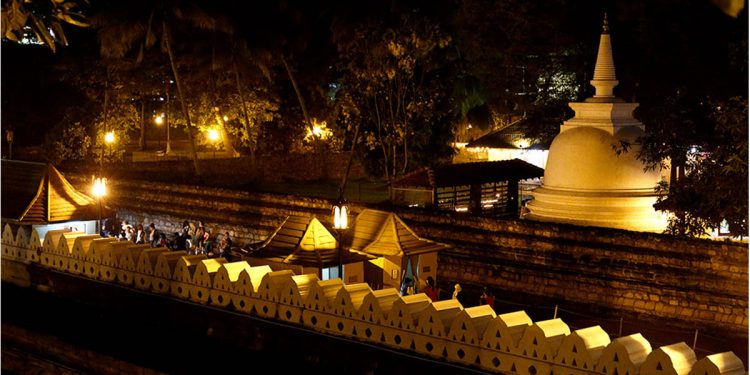 ලයිට් බිල ගෙවන්න බෑ! සියලු පන්සල් එන පෝයට ලයිට් නිවා කළුවරේ තියන්න සූදානමක්! (VIDEO)