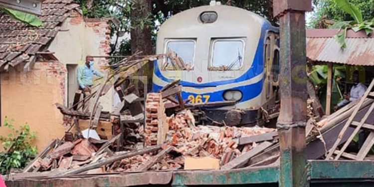 ඩ්‍රයිවර්ට නින්ද ගිහින්! කෝච්චිය දෙමටගොඩ ස්ටේෂන් එකේ බිල්ඩිමත් කඩාගෙන යයි!