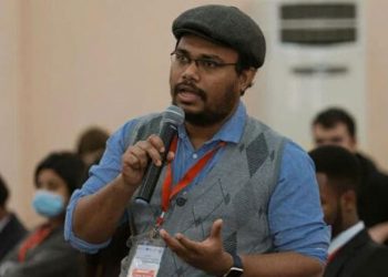 රාජ්‍ය සේවකයන්ව 60න් පැන්ෂන් යවන්න කියපු කෙනාට 70ත් පැනලා! ඒ අයගේ නායකයන්ට 80ට කිට්ටුයි! ඒක මිනිස්සුන්ට අදාළ නැද්ද? රෝහණ විජේවීරගේ පුතා එළියට එයි! (VIDEO)