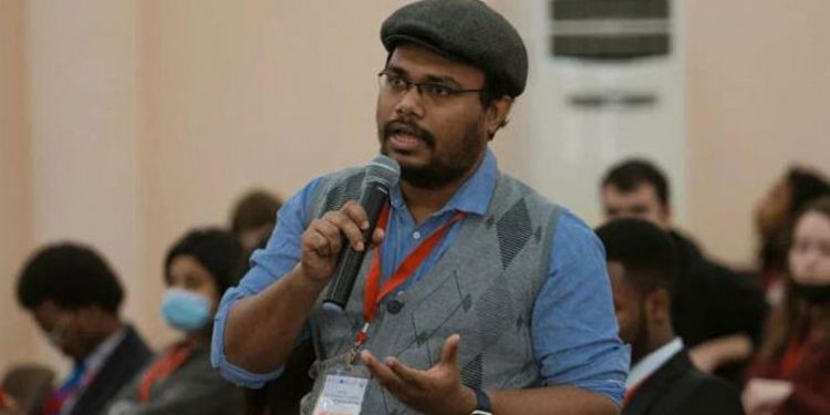 රාජ්‍ය සේවකයන්ව 60න් පැන්ෂන් යවන්න කියපු කෙනාට 70ත් පැනලා! ඒ අයගේ නායකයන්ට 80ට කිට්ටුයි! ඒක මිනිස්සුන්ට අදාළ නැද්ද? රෝහණ විජේවීරගේ පුතා එළියට එයි! (VIDEO)