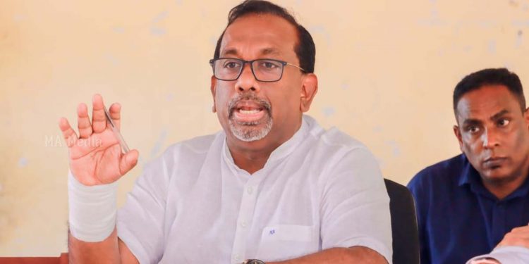 ආණ්ඩුවේ ඉඩම් එක්කෙනෙකුට අක්කර භාගේ ගානේ බෙදපු හැටි මහින්දානන්ද කියයි! ඔන්න දැන් දුන්න ඉඩම්වලට ඔප්පු දෙන්නත් නියෝග කරයි! මහින්දානන්ද කියන විදිහට එහෙම බෙදලා තියෙන අක්කර ගාන දන්නවාද? අක්කර 325යි!