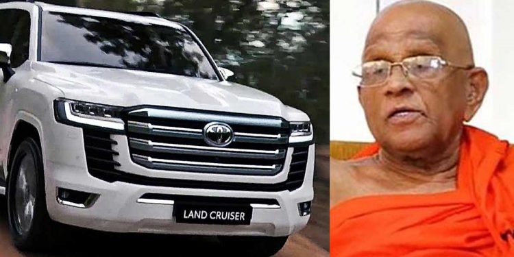 අයිතිකාරයා මාන්නප්පෙරුම මහත්තයාලු! ජීප් එක හාමුදුරුවන්ගෙලු! විකුණන්න ගෙනිච්චේ ජයසේකර කියලා කාන්තාවක්ලු! V8 එක විකුණලාලු! සල්ලි හම්බවුණේ නැහැලු! අනේ අපේ හාමුදුරුවනේ..! (VIDEO)