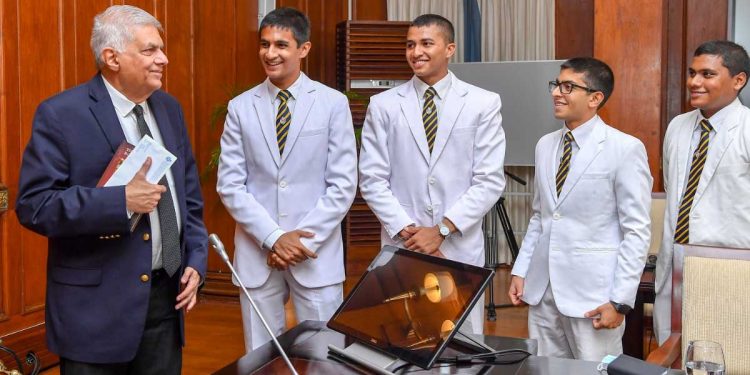 රනිල් ගිය රෝයල් කොලේජ් එකේ සිසුන් රනිල් හමුවන්න එයි! සිසුන් අහපු ප්‍රශ්නවලට රනිල් දීපු උත්තර මෙන්න! (PHOTOS)