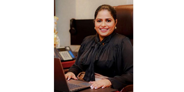දේශපාලකයන්ගෙන් ව්‍යාපාරිකයන්ගෙන් නළුවන්ගෙන් කෝටි ගණන් සල්ලි වංචා කළ සුරූපී කාන්තාවක් CIDයෙන් අල්ලයි! හිටපු ආණ්ඩුකාරවරයෙක්ගෙන් කෝටි 80ක් අරන්! ව්‍යාපාරිකයෙක් කෝටි 22ක් දීලා! දේශපාලන නළුවෙක් කෝටි හතහමාරක් දීලා!