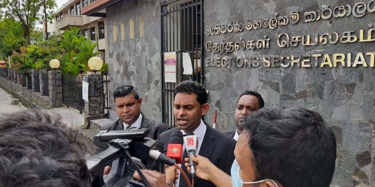 ආණ්ඩුවේ ගේම්වලට යටවෙන්න එපා! වහාම ජන්දය තියන්න! තරුණ නීතීඥ බලවේගය මැතිවරණ කොමිසමට යයි! (PHOTOS)