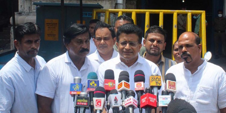 ආණ්ඩුවට කුඩුවෙන්න ගහන මගෙයි දයාසිරිගෙයි හේෂා සහ චමින්දගේ නම් දාලා හැමතැනම යවන වට්ස්ඇප් පණිවුඩය කාගෙ වැඩක්ද? CID එක හොයාගනී! (VIDEO)