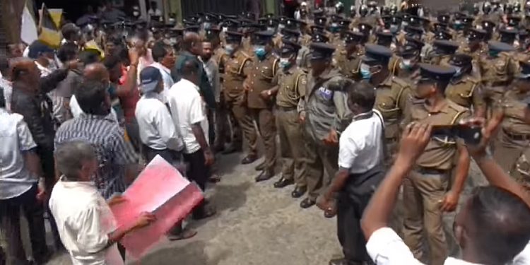 හොරා කාපු සල්ලි දියව් කියලා කෑගහපු නාවලපිටියෙ15ක් පොලිසිය අත්අඩංගුවට අරන් ! (VIDEO)
