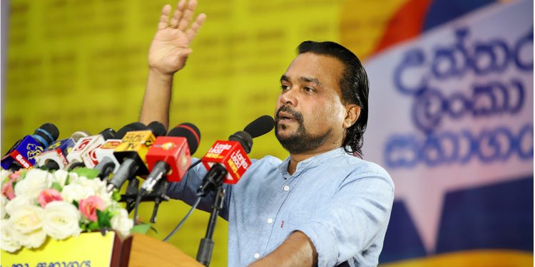 අන්තිම මොහොතේ මාතරට දාපු හිච්චි රාජපක්ෂ පැටියා! විමල් වේදිකාවේදී නම කියලා දායි! (VIDEO)