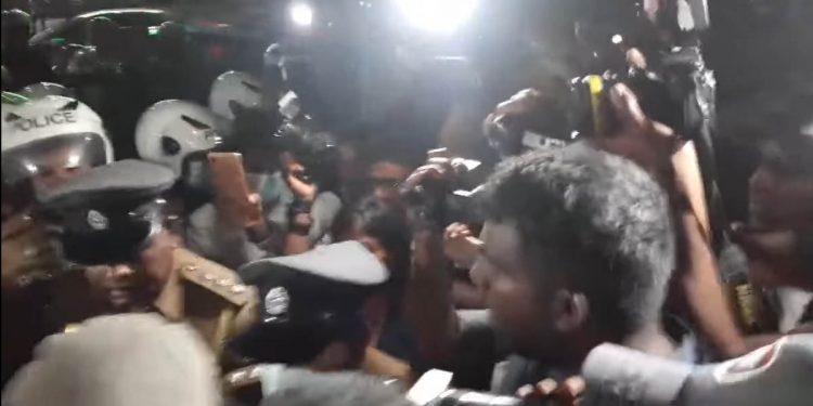 ‘අප අතරේ කඹ ඇදිල්ලේ තරගෙ මේ.. නිමවෙන්නට කල් ගතවෙයිදෝ.. අනේ සර් අප මිතුරන් වෙයිදෝ…එදා දවස උදා වේවිදෝ…!’ අරගලකරුවෝ නුගේගොඩ සිංදු කියති! පොලිසිය ඇවිත් වටකරගනී! තත්ත්වය උණුසුම් වෙයි! (VIDEO)