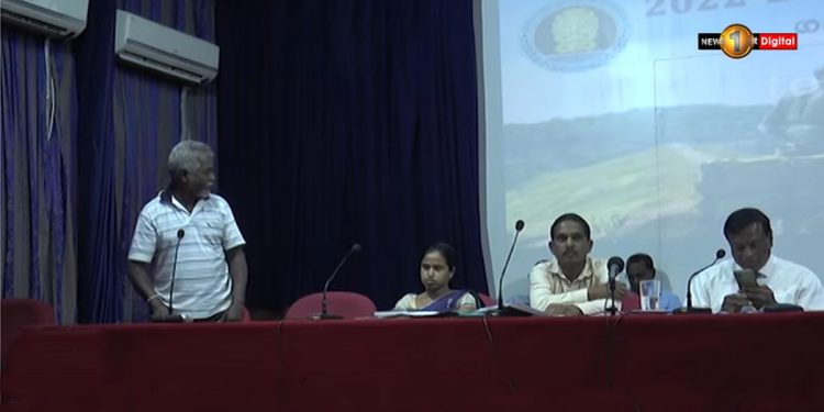 මේ පාරත් පොහොර නෑ! විරෝධය පා අම්පාරේ ගොවීන් කන්න රැස්වීමෙන් නැගිට යයි! (VIDEO)