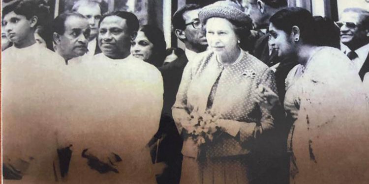 ප්රේමදාස පවුල රැජින එක්ක ඉන්න ජායාරූප කිහිපයක් එළියට එයි! (PHOTOS)