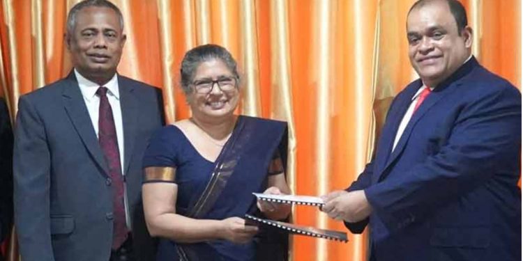 කෝටිපති ධම්මිකගේ බිරිඳ ප්‍රෙසිලාත් කරළියට එයි! මෙන්න ධම්මිකයි ප්‍රෙසිලායි දුන්නු කෝටියක් වටිනා තෑග්ග!