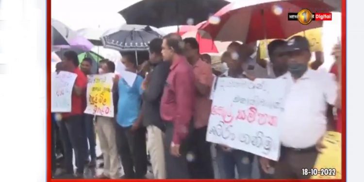 පාර්ලිමේන්තුවේ තෙල් පනත කතා වෙද්දී තෙල් සේවකයන් නිවාඩු දමා පාර්ලිමේන්තු පාරේ විරෝධතාවක! (VIDEO)