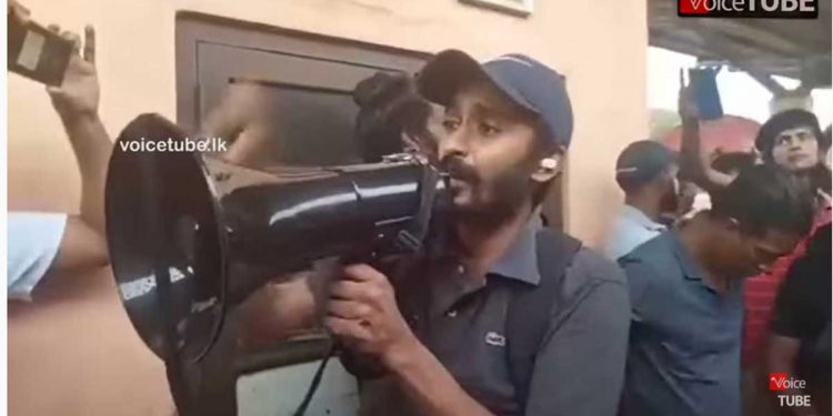 වසන්ත-සිරිධම්ම හිමි බලන්න රට වටෙන්ම තංගල්ලට මහ සෙනගක් ඇදෙයි! ගාල්ලෙන් ‌පොරකකා ජනතාව කෝච්චියට නගින හැටි මෙන්න! (VIDEOS)