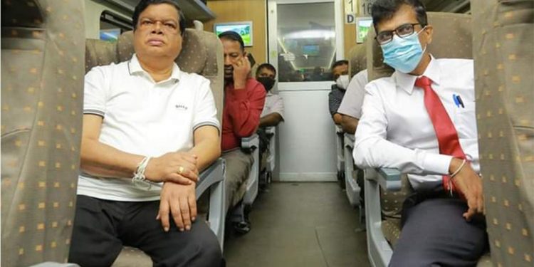 අනුරපුරේ යන අලුත් කෝච්චියට නගින්න බන්දුල හරියටම උදේ 9.20ට කොටුවට එයි! ‌කෝච්චිය ඇවිත් තියෙන්නේ පැය භාගයක් පරක්කු වෙලා! 1.42ට අනුරපුරේට යන්න තිබ්බත් ගිහින් තියෙන්නේ හවස 6.30ට! කඩාකප්පල්කාරී වැඩක්ද? යකා නැග්ග බන්දුල CIDයට පැමිණිලි කරන්න කියයි!