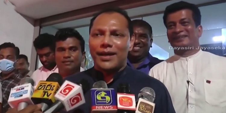 ආණ්ඩුවේ හොරකම් හෙළිකරන විපක්ෂ මන්ත්‍රීවරුන්ට මඩ ගහන ලයිස්තු හදන ඇමැතිවරයා කව්ද? (VIDEO)