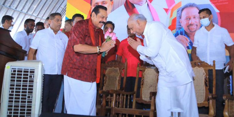 මහින්දගේ වේදිකාවට අගමැති දිනේෂුත් ‌නගී! රනිල්ට සිග්නල් එකකුත් දෙයි! ජොනීලා රෝහිතලා හොඳ අත්පුඩියකුත් දෙයි! (VIDEO)