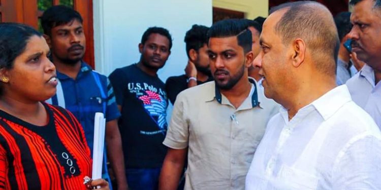 යාල ඇතුළේ ජිප්වලින් ගිහින් පිස්සු නටපු ඇමැති අමරවීරගේ ඥාති පුත් ‘දුලිත නුවන් අමරවීර’ අත්අඩංගුවට ගනී! රෑම ඇප දෙයි!
