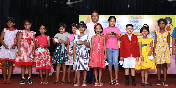 වසරකට දැරියන් මිලියන 120ක් ලිංගික අපරාධවලට ගොදුරු වෙනවා! දරුවන් 40000ක් ප්රචණ්ඩත්වයෙන් මියයනවා! බිලියනයක් දරුවන් ප්රචණ්ඩත්වයෙන් පීඩා විඳිනවා! දරුවන් මිලියන 300ක් පීඩාවට පත්වන්නේ දෙමව්පියන්ගෙන්! ළමා දිනේට රටේම ඇස් ඇරෙන්න ඩලස් දුන්නු පණිවුඩය!