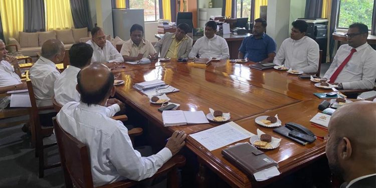 මිනිස්සුන්ගේ ජන්ද අයිතිය රකින සටන ඩලස් අතට ගනී! සියලු මන්ත්රීවරුත් අරගෙන මැතිවරණ කොමිසම ඇතුළටම යයි! (PHOTOS)