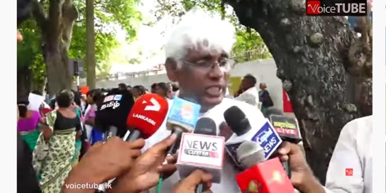 සත්යවේල් පියතුමා උතුරේ අතුරුදන්වූවන්ගේ අම්මලා කොළඹට අරන් එයි! අපිට වන්දි එපා! කාර්යාල එපා! මරණ සහතික එපා! උන්ට කරපු දේ විතරක් කියන්න! ඊළග පාර අපි එන්නේ මැරෙන්න බලාගෙන! (VIDEO)