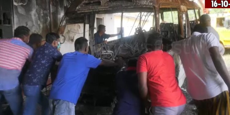 රෝහිතගේ කළුතරට ගියා! මහින්දානන්දගේ නාවලපිටියට ගියා! මහින්ද ඊළගට එන්නේ ජොනීගේ කුරුණෑගලටද? ගිනිබත් කරපු ජොනීගේ කාර්යාලයත් යළි හදන්න පටන් ගනී! (VIDEO)